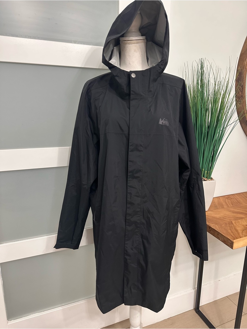 REI Co Op Black HydroWall 2.5L Long Line Hooded Rain Jacket 2XL Waterproof EUC
